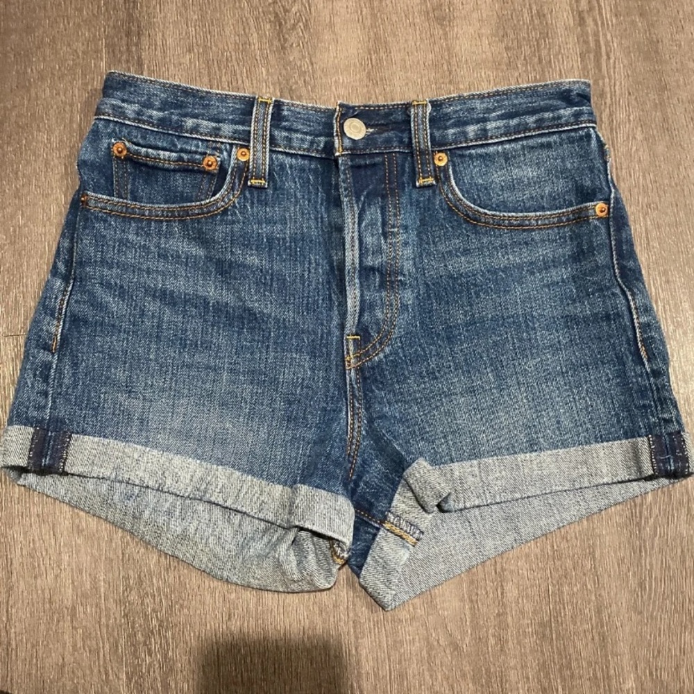 Levi’s Cuffed Wedgie Shorts